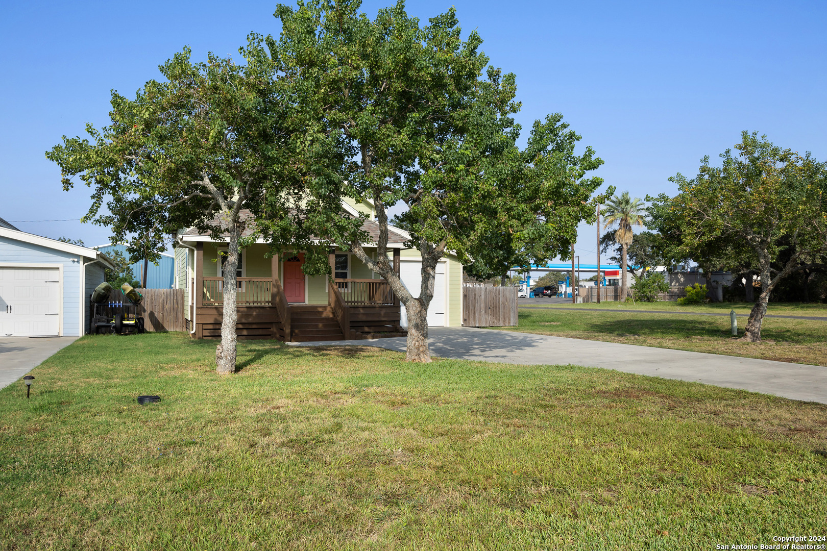 1403 S Young Rockport TX 78382