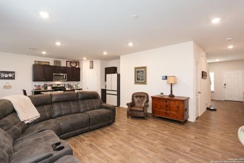 132 Bunkers Hill Floresville TX 78114