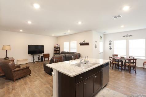 132 Bunkers Hill Floresville TX 78114