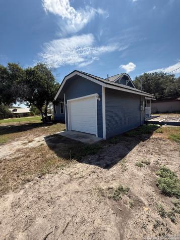 708 S 7th Street Kenedy TX 78119