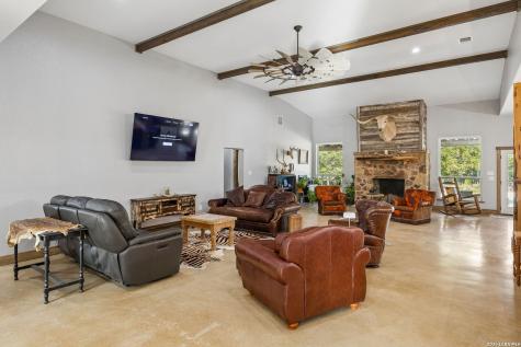 105 Dillard Lane Bergheim TX 78004