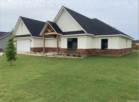 109 W Magnolia Circle La Vernia TX 78121