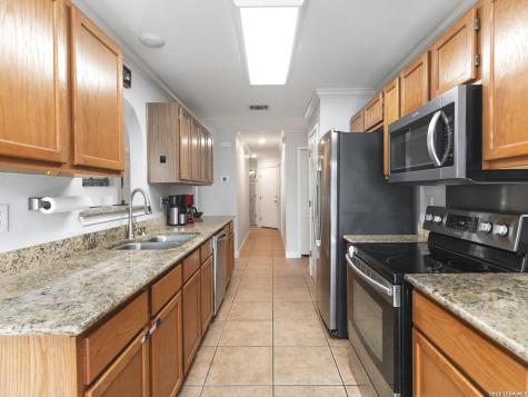 9107 Laguna Hills Selma TX 78154
