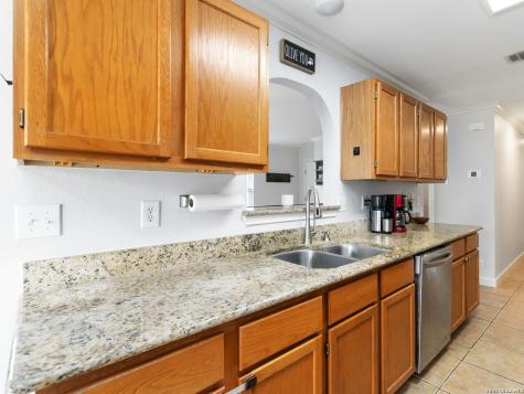 9107 Laguna Hills Selma TX 78154