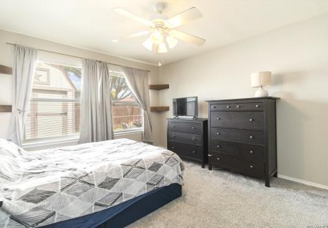 9107 Laguna Hills Selma TX 78154