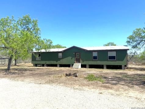 435 North Trail Pleasanton TX 78064