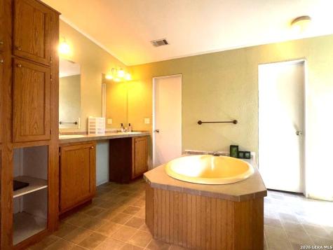 435 North Trail Pleasanton TX 78064