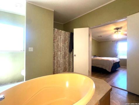 435 North Trail Pleasanton TX 78064