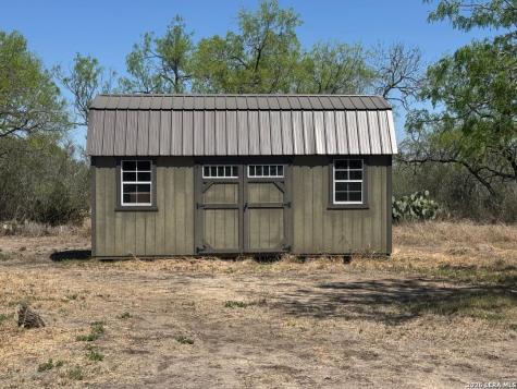 435 North Trail Pleasanton TX 78064