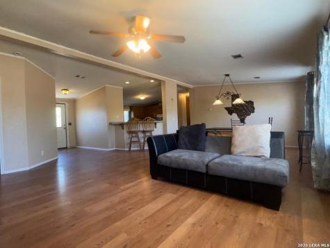 435 North Trail Pleasanton TX 78064
