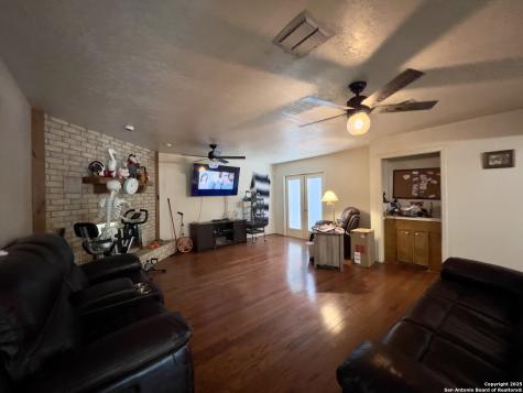 707 Loma Vista Kenedy TX 78119