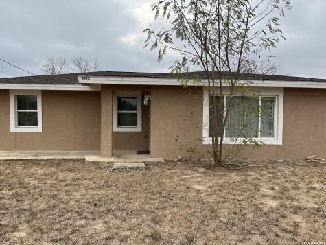 1305 N 1st Carrizo Springs TX 78834