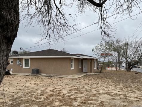 1305 N 1st Carrizo Springs TX 78834