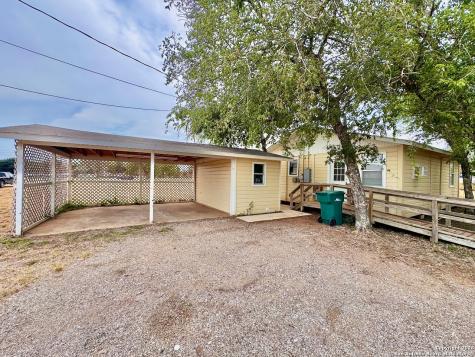 201 Zanderson Avenue Jourdanton TX 78026