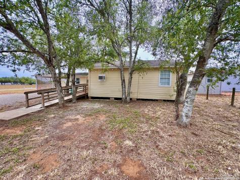 201 Zanderson Avenue Jourdanton TX 78026