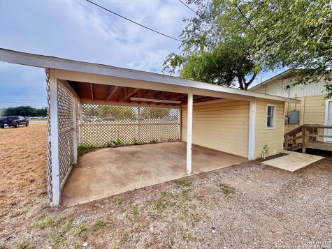 201 Zanderson Avenue Jourdanton TX 78026