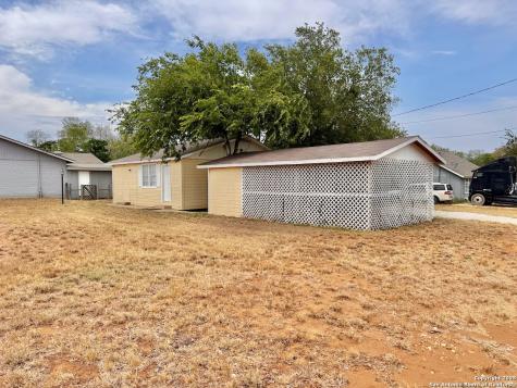 201 Zanderson Avenue Jourdanton TX 78026