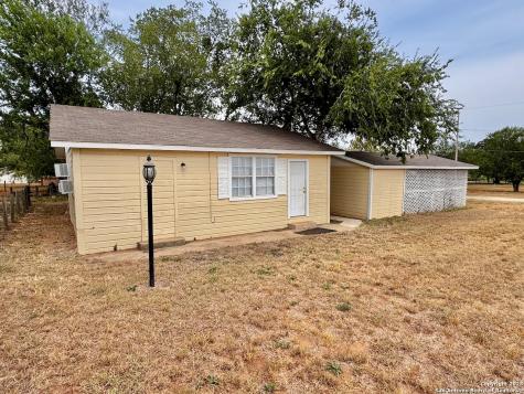 201 Zanderson Avenue Jourdanton TX 78026