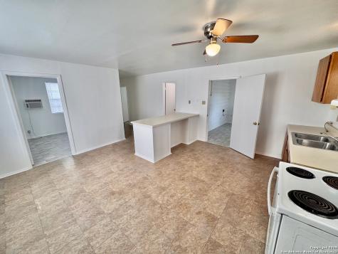 201 Zanderson Avenue Jourdanton TX 78026