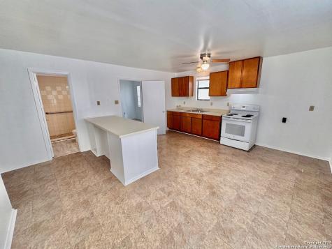 201 Zanderson Avenue Jourdanton TX 78026