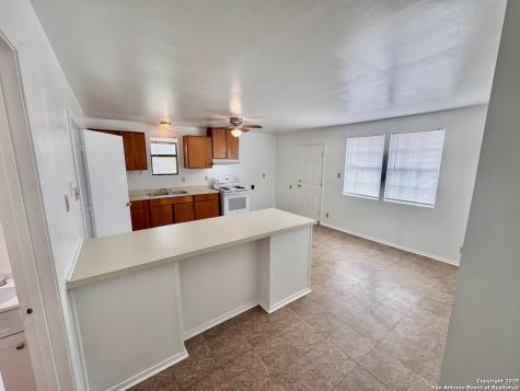 201 Zanderson Avenue Jourdanton TX 78026