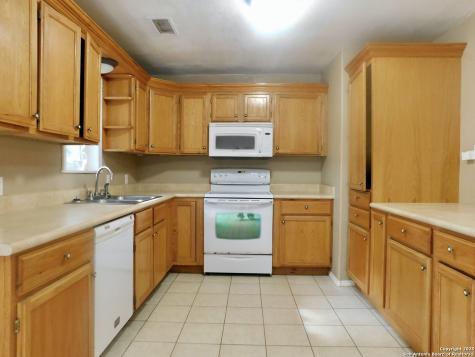 30 Crestline Drive Pleasanton TX 78064