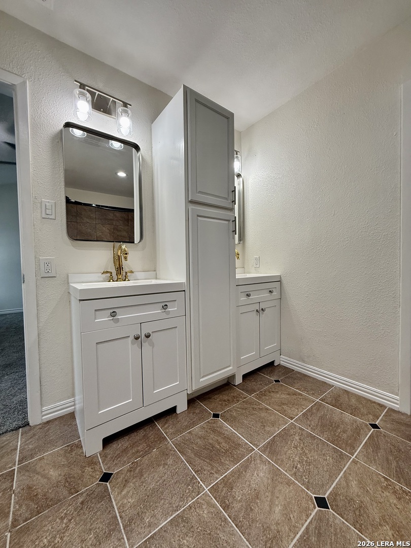 8711 Woods End San Antonio TX 78240