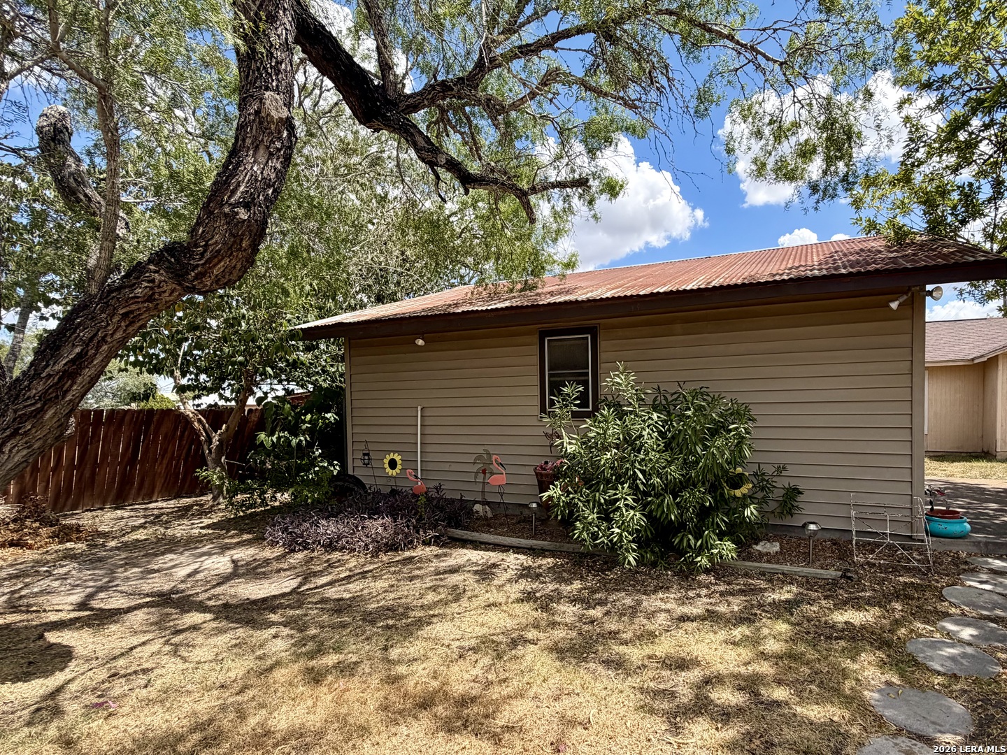 902 N Bond Karnes City TX 78118