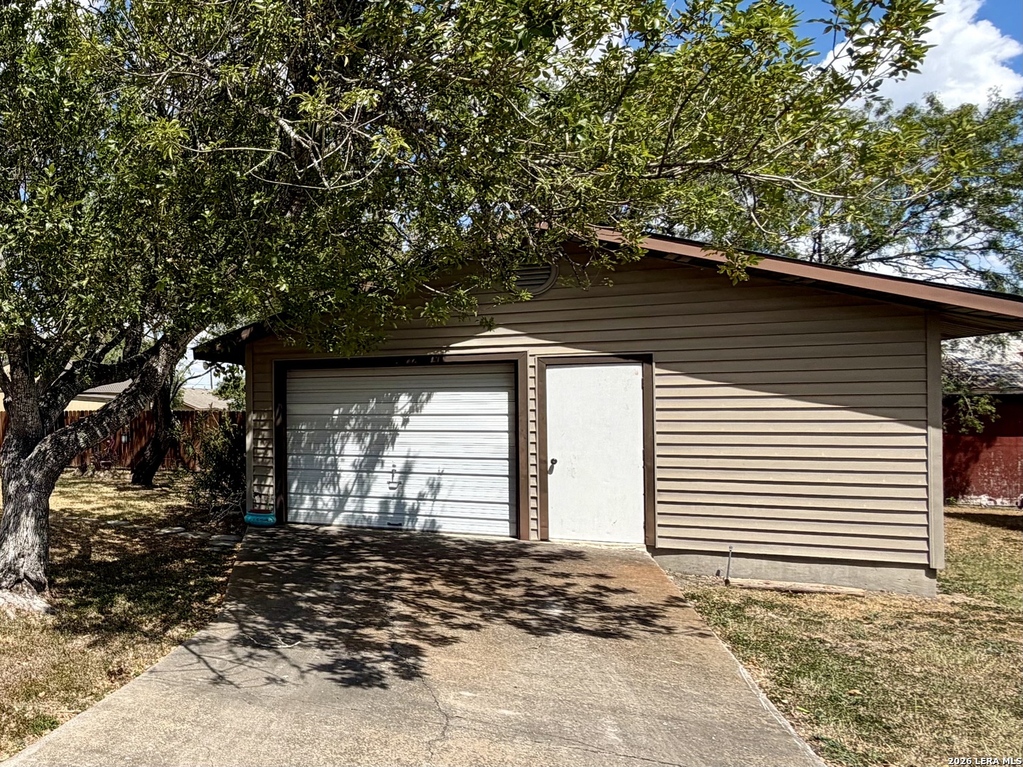 902 N Bond Karnes City TX 78118