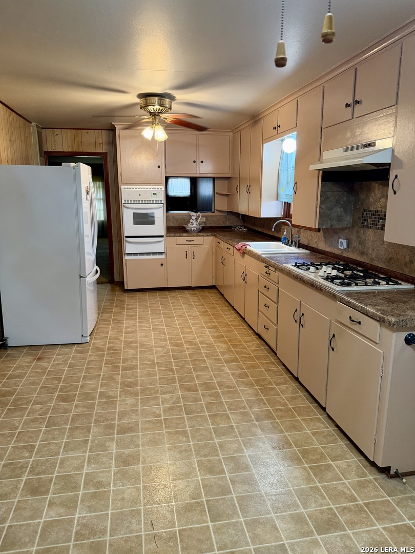 902 N Bond Karnes City TX 78118