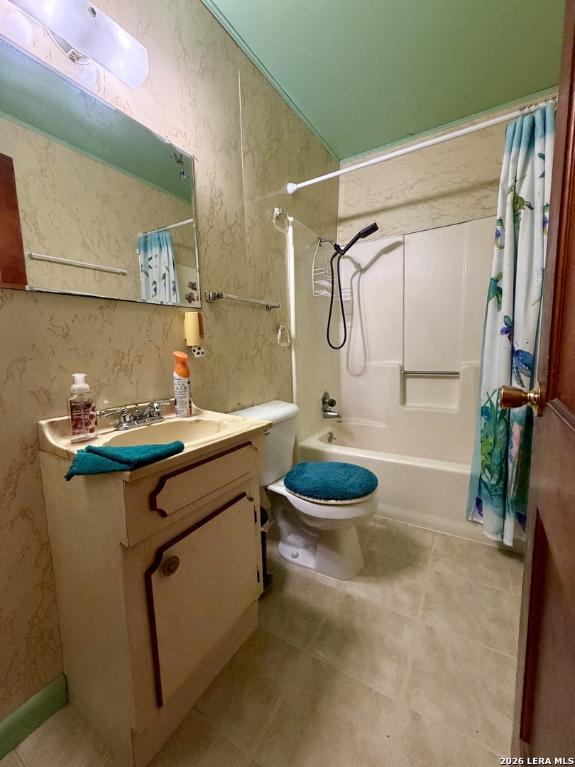 902 N Bond Karnes City TX 78118