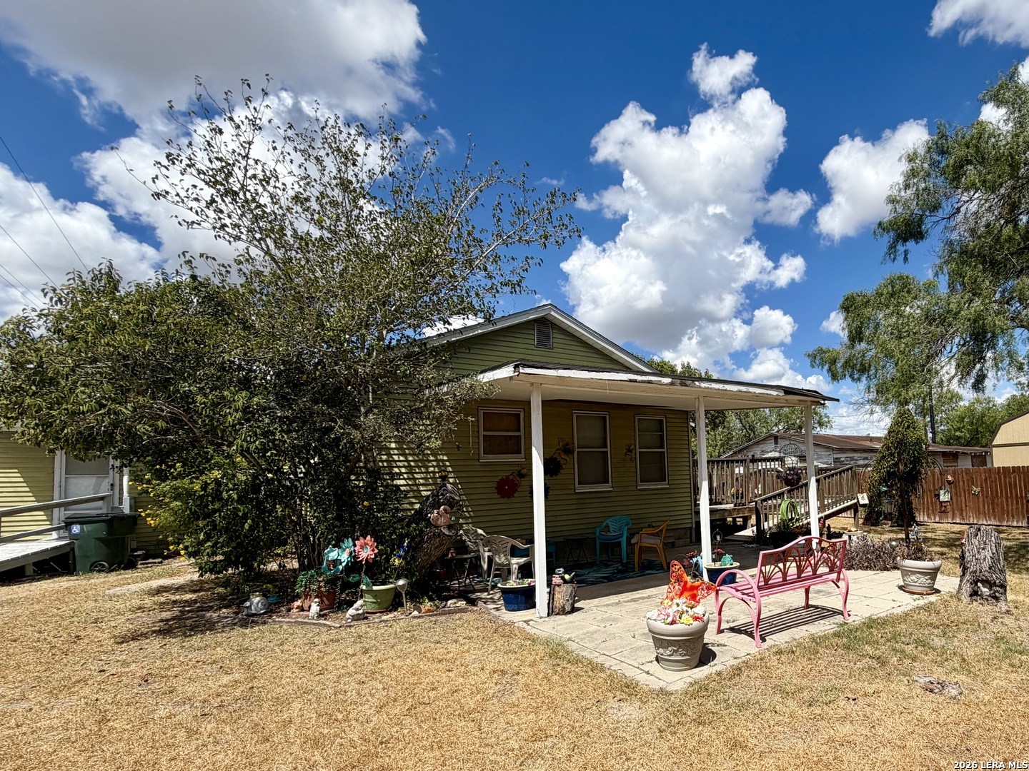 902 N Bond Karnes City TX 78118