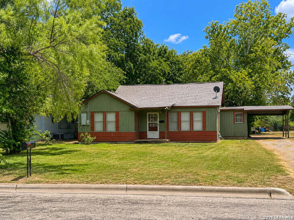 1117 30th Street Hondo TX 78861