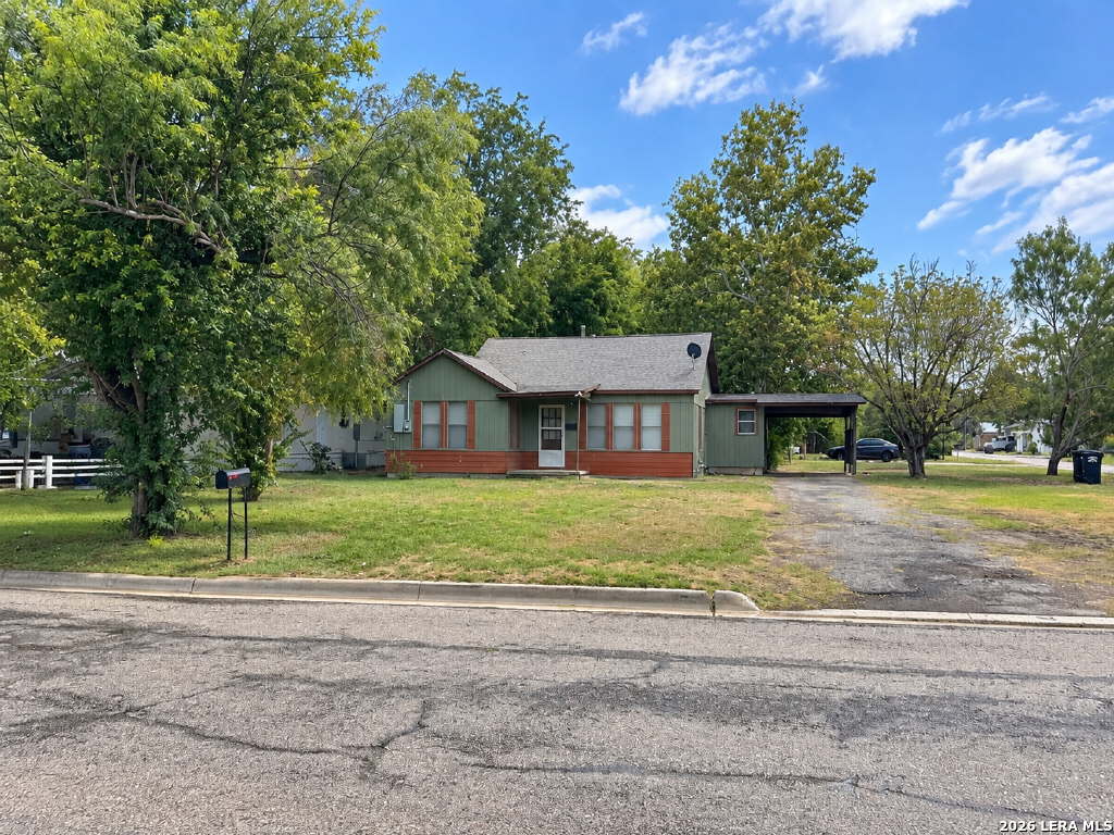 1117 30th Street Hondo TX 78861