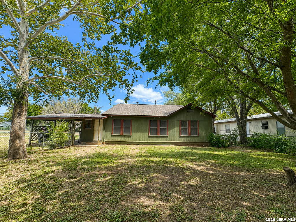 1117 30th Street Hondo TX 78861