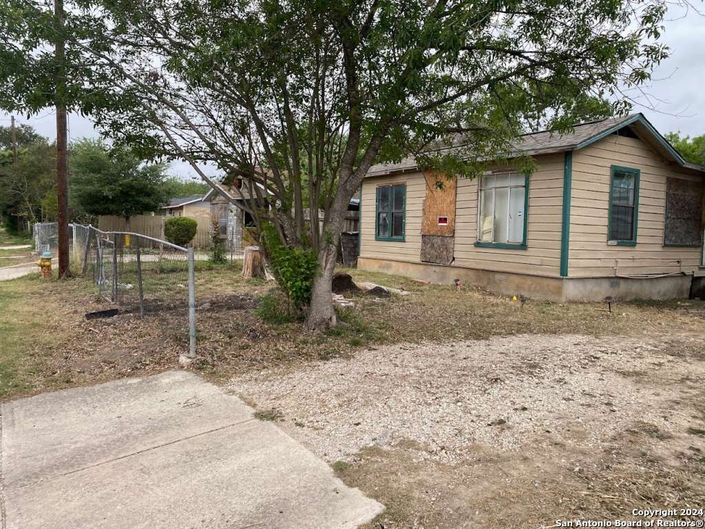 1443 Saenz San Antonio TX 78214