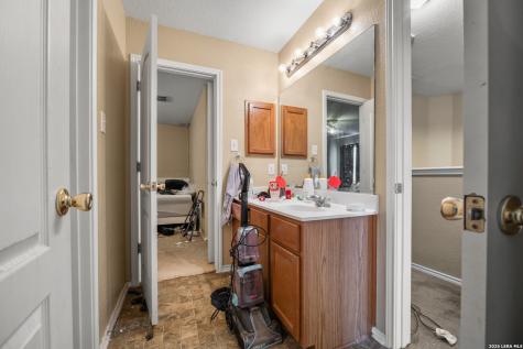 4126 Bear Oak San Antonio TX 78223