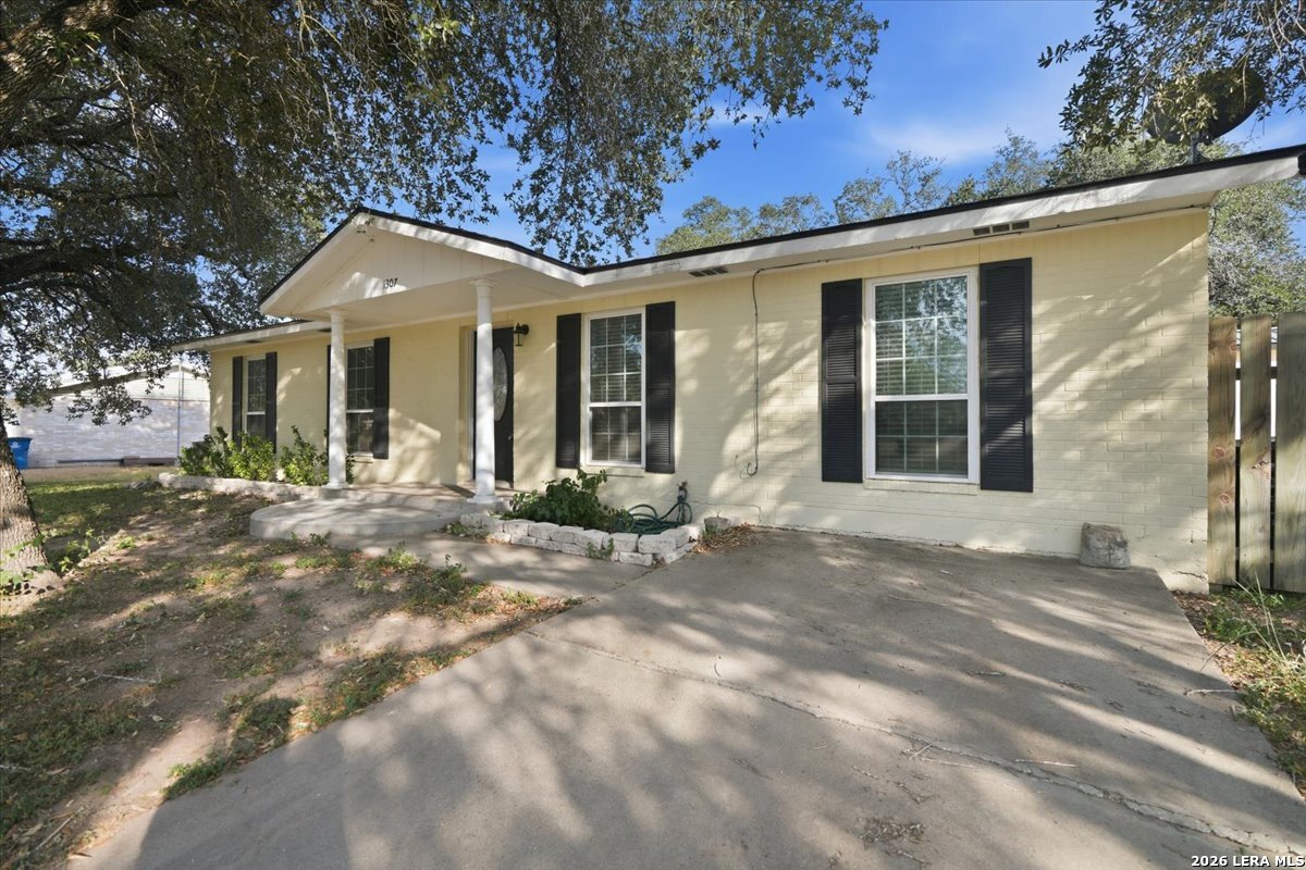 1307 William Street George West TX 78022