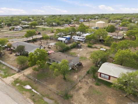 1105 Walnut Street Jourdanton TX 78026