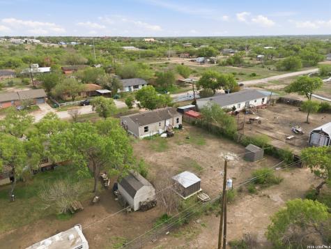 1105 Walnut Street Jourdanton TX 78026