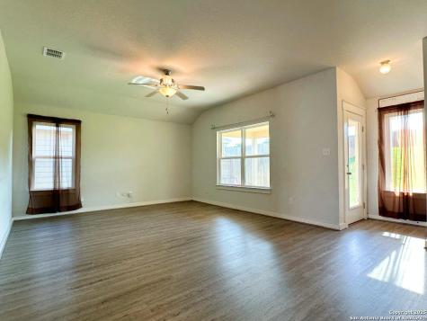 3906 Glenloch Way Converse TX 78109