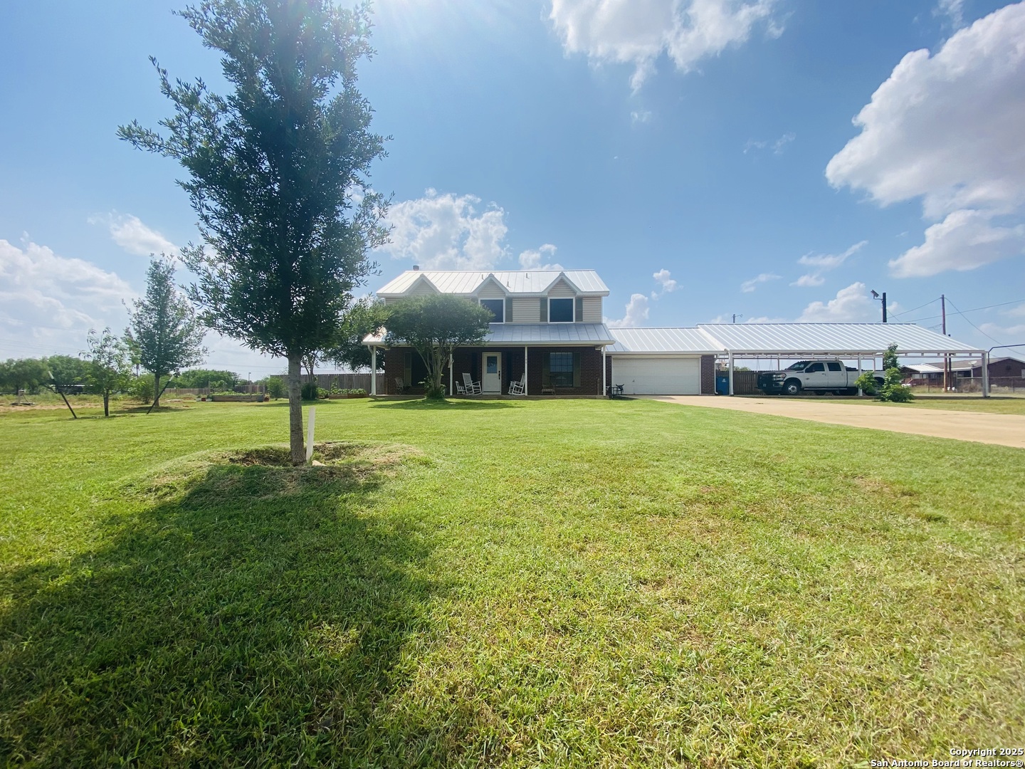 606 S Phelps Dilley TX 78017