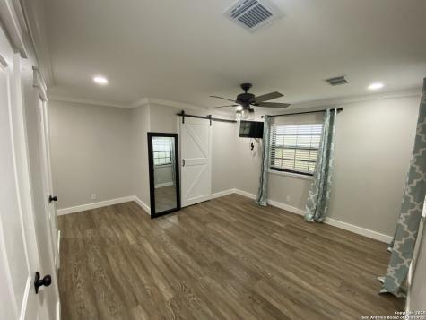 606 S Phelps Dilley TX 78017