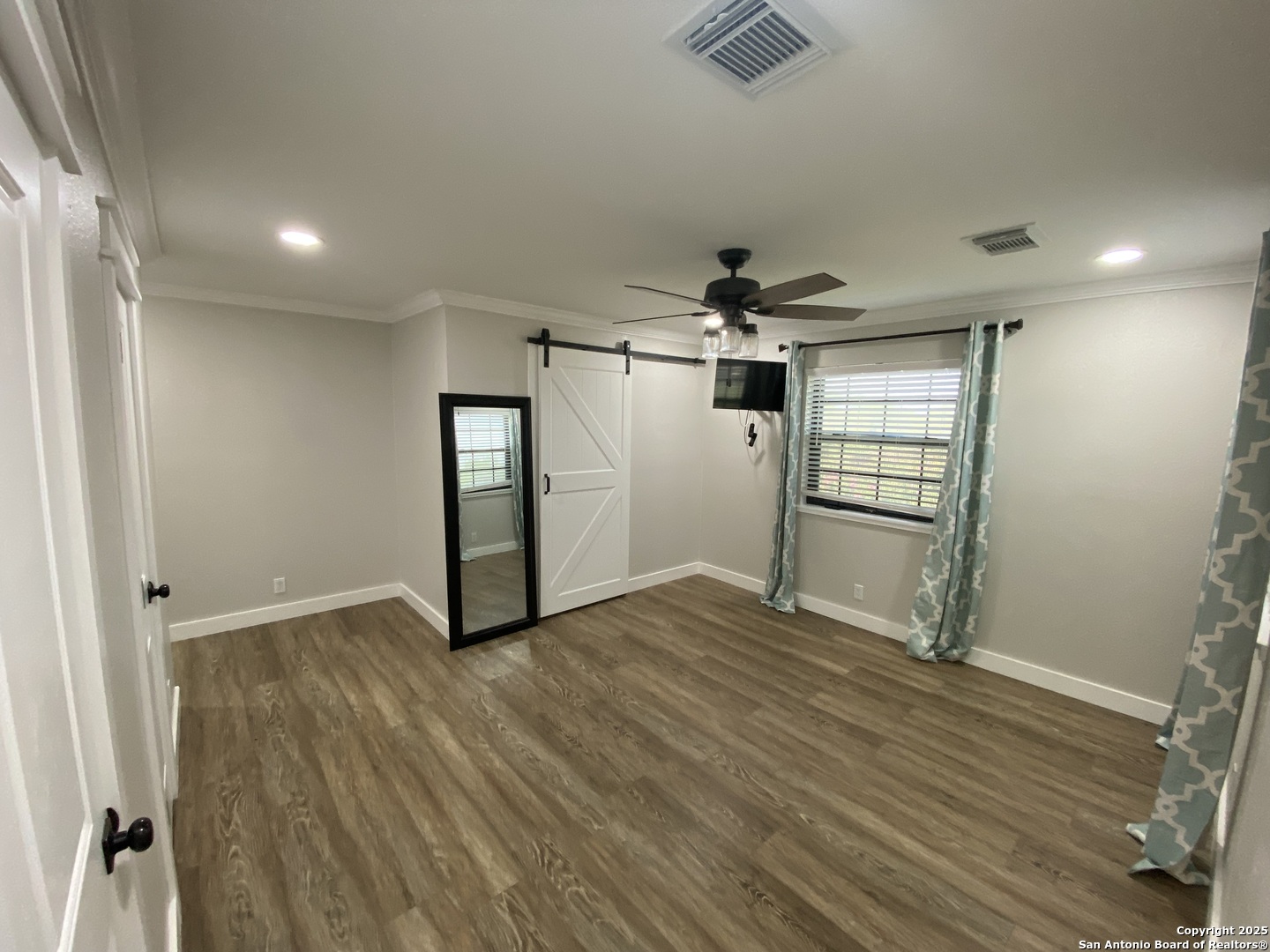 606 S Phelps Dilley TX 78017