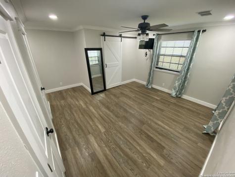 606 S Phelps Dilley TX 78017