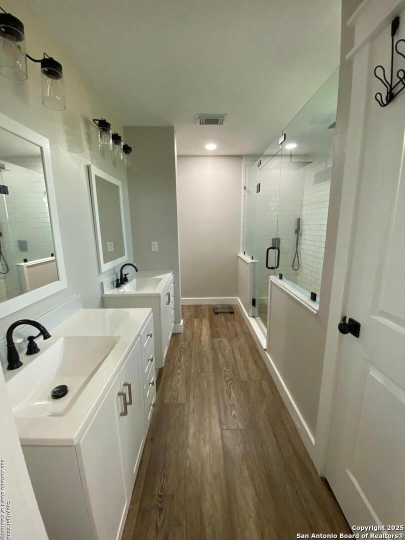 606 S Phelps Dilley TX 78017