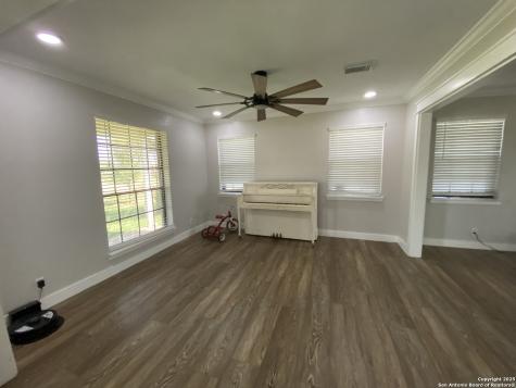 606 S Phelps Dilley TX 78017