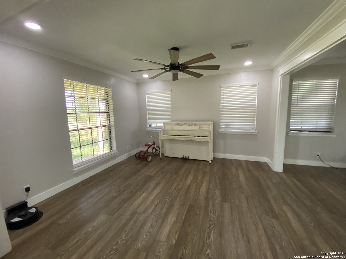 606 S Phelps Dilley TX 78017