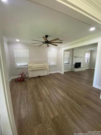606 S Phelps Dilley TX 78017