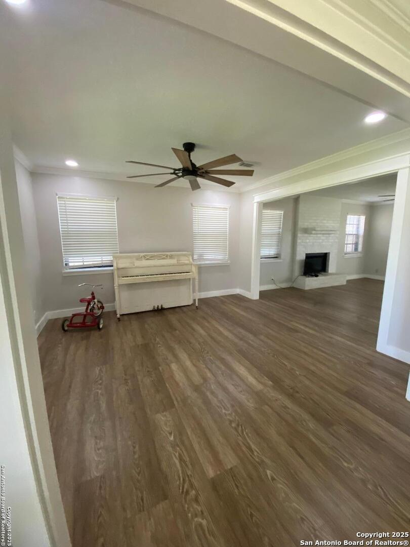 606 S Phelps Dilley TX 78017